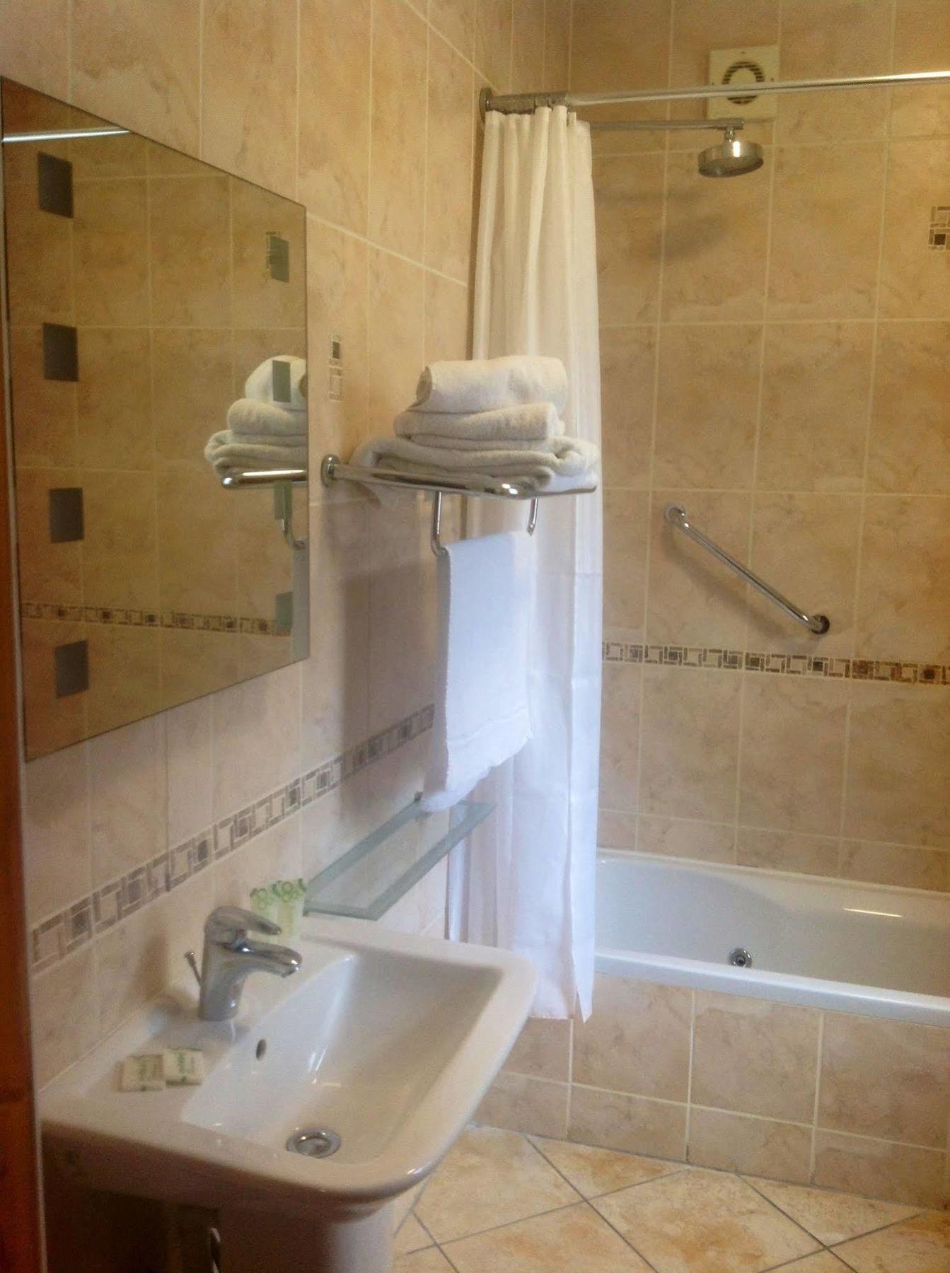 Airport View Hotel And Secret Spa Lusk Exterior foto
