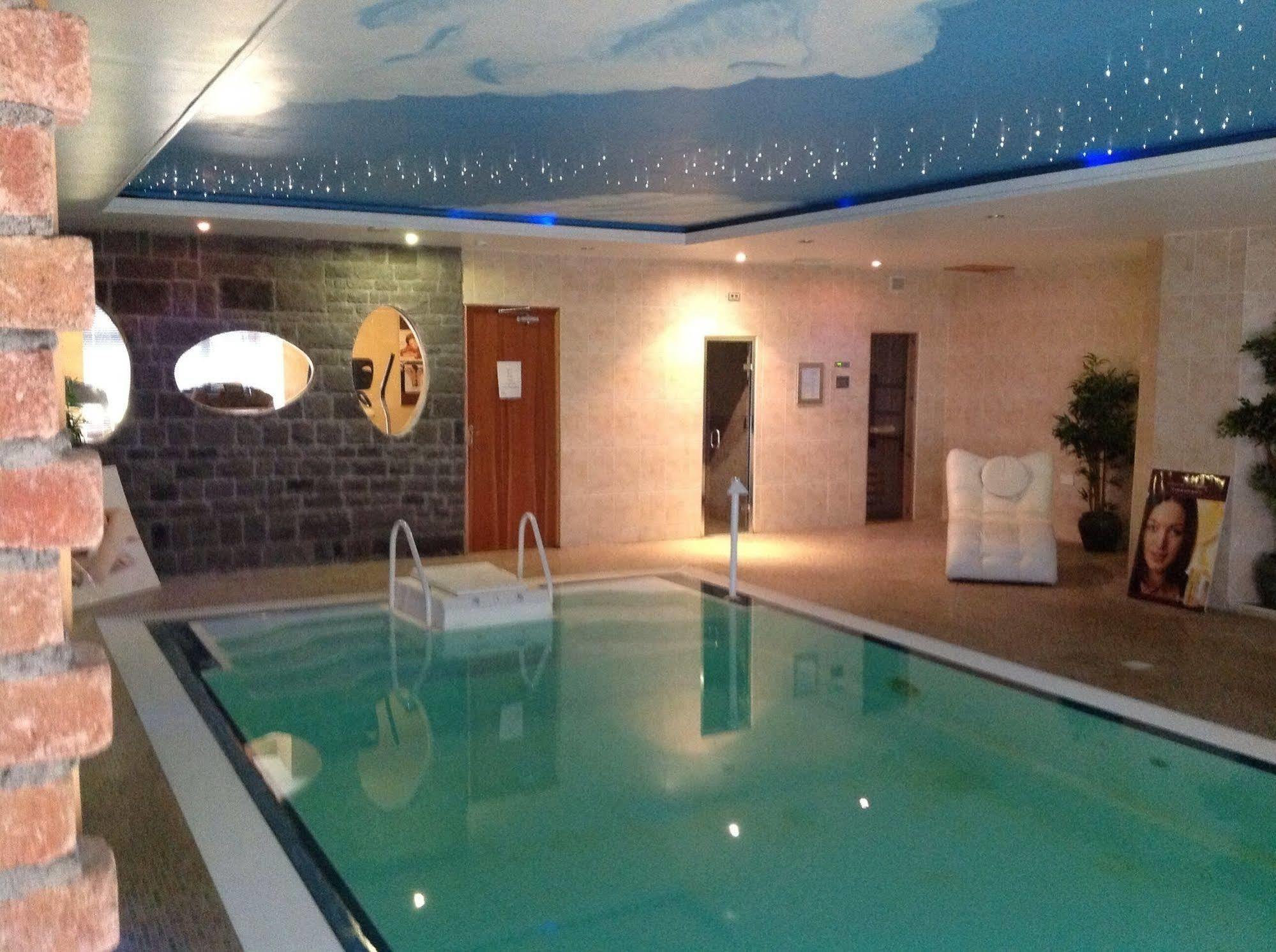 Airport View Hotel And Secret Spa Lusk Exterior foto